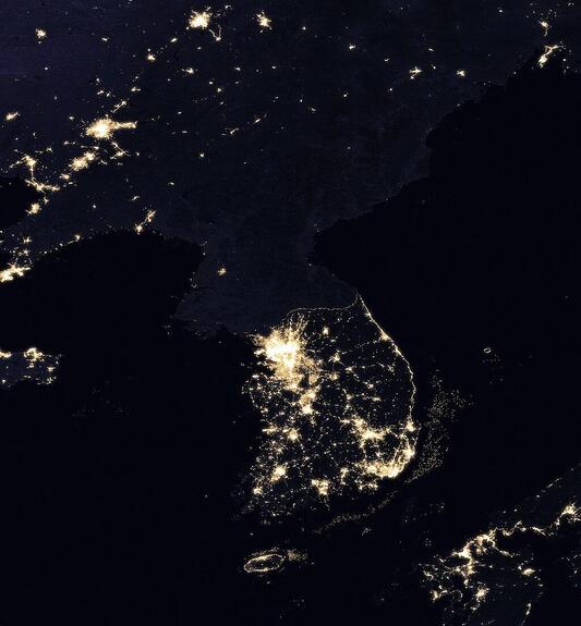 29-3 1024px-Korean_Peninsula_at_night_from_space.jpg